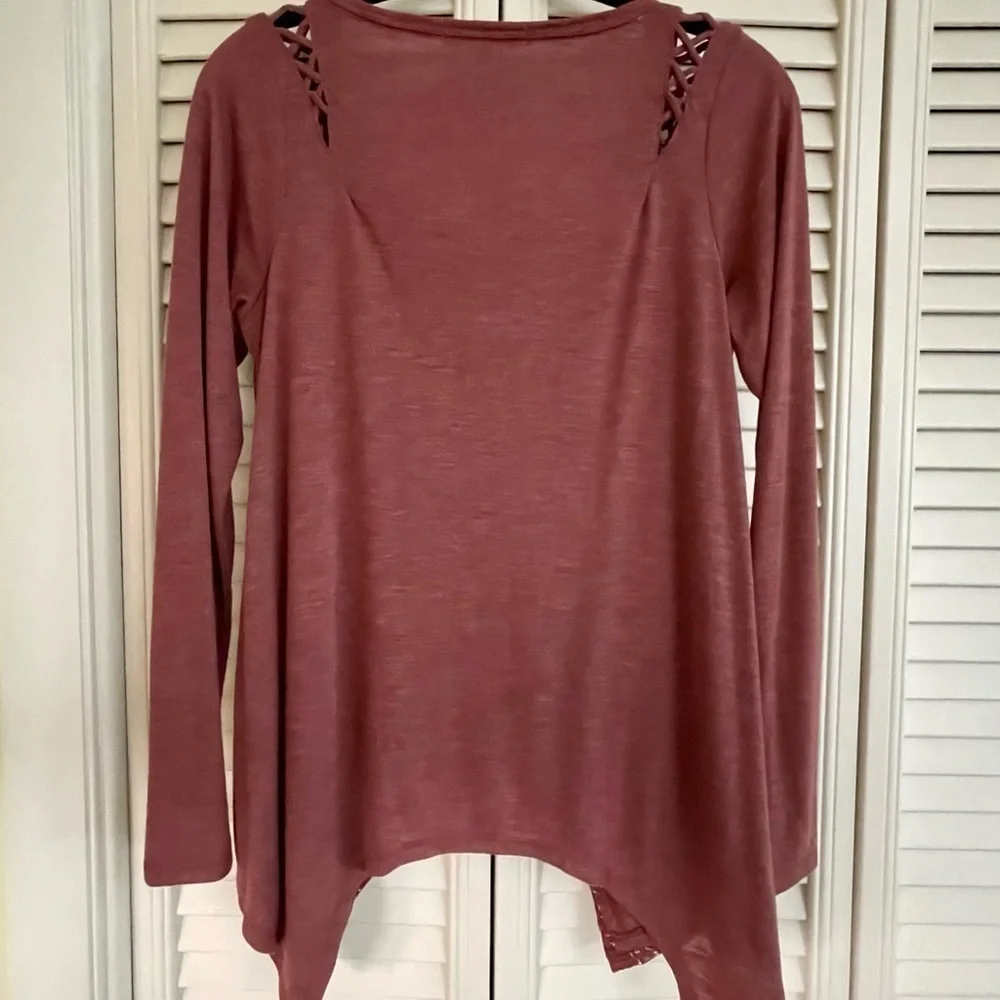 WOMENS LONG SLEEVE TOP WITH CUTOUTS AT SHOULDERS. SIZE L. - Picture 2 of 7